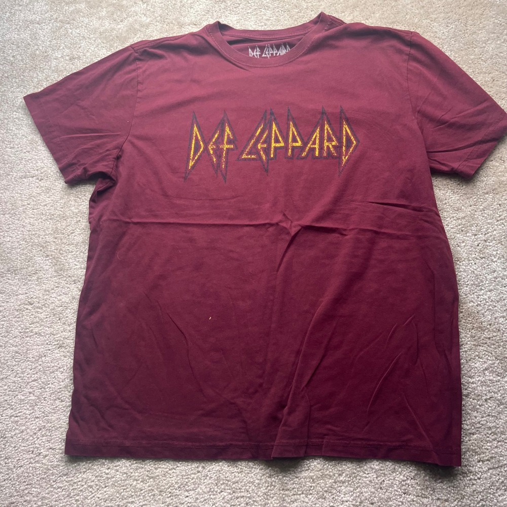Def Leppard Graphic T-Shirt Mens XL Burgundy Maroon Rock Band Logo Short Sleeve